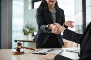 abogada asesorando a cliente en oficina moderna