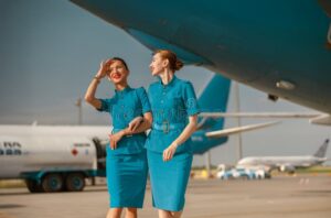 azafata uniformada aeropuerto avion despegar