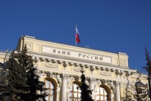 banco central edificio con banderas y cielo claro