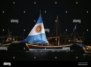barco velero en navegacion con bandera argentina