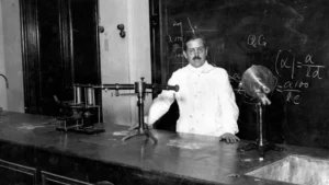 bernardo houssay en laboratorio con microscopio