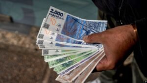 billetes argentinos apilados con cadena rota