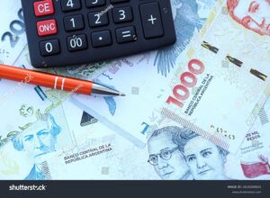 billetes argentinos junto a calculadora financiera