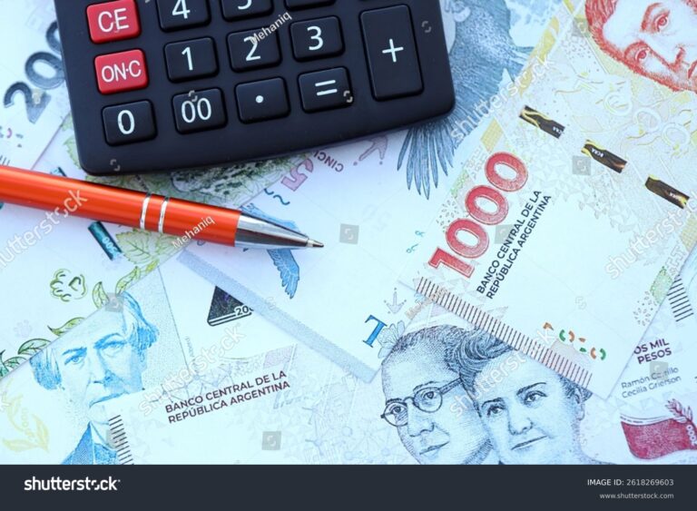 billetes argentinos junto a calculadora financiera