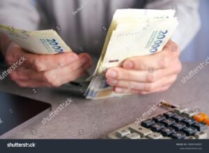 billetes argentinos y calculadora sobre escritorio