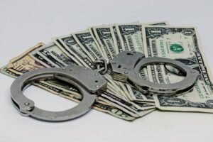 billetes de dinero con esposas metalicas