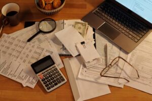 billetes y calculadora sobre escritorio financiero
