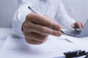 Cómo Afectan las Obligaciones Negociables al Impuesto a las Ganancias 4 boligrafo y documentos financieros sobre escritorio