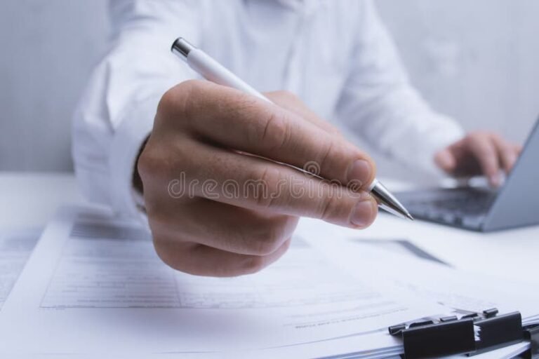 boligrafo y documentos financieros sobre escritorio