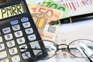 calculadora financiera con graficos y billetes