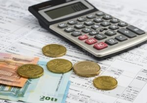 calculadora y billetes sobre documento financiero