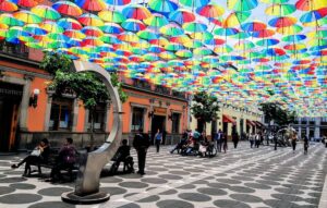 calles coloridas y concurridas en constitucion