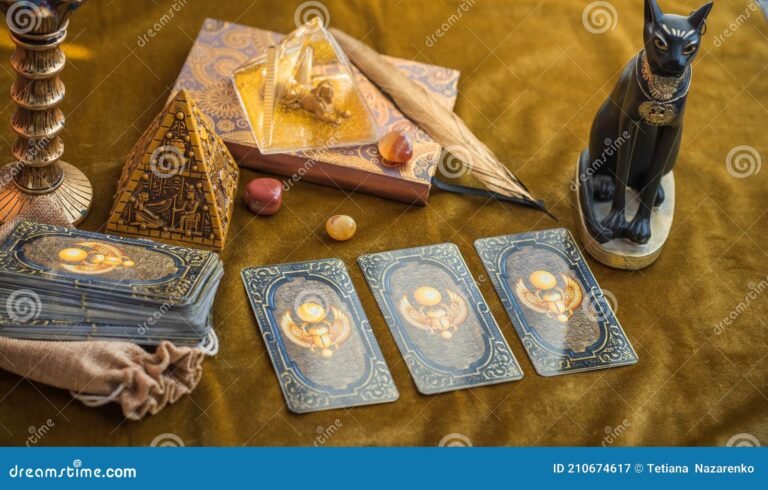 cartas de tarot egipcio sobre mesa antigua