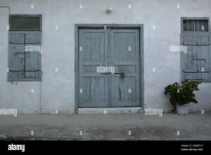 casa antigua con puertas y ventanas vacias