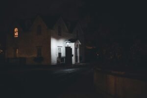 casa suburbana oscura con luces tenues