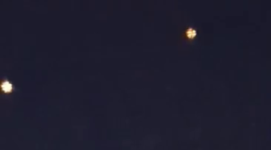 cielo nocturno oscuro con luces extranas