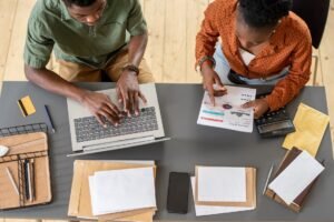 Cómo Puedo Consultar y Gestionar Mi Plan de Pago en Camuzzi 3 cliente revisando factura de gas natural