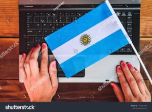 computadora con formulario online y bandera argentina