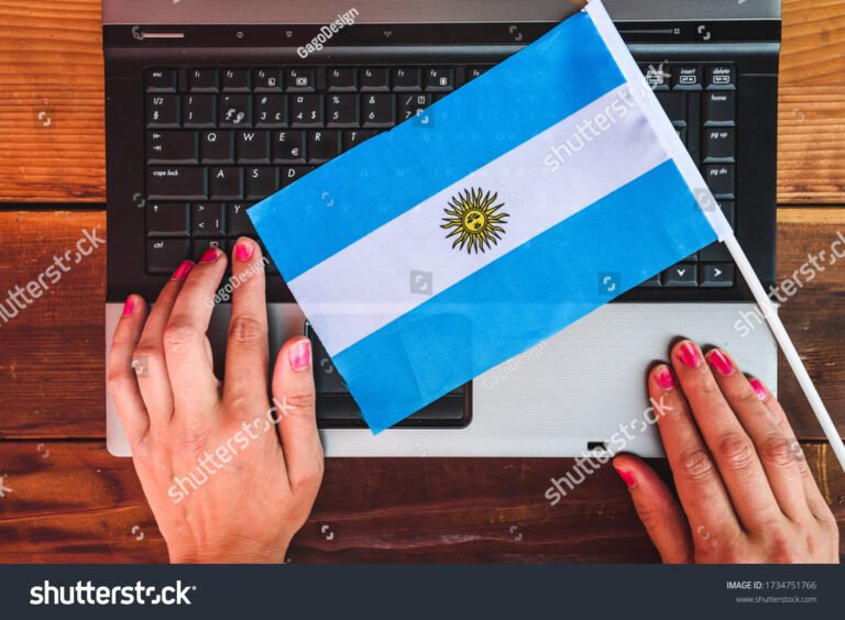 computadora con formulario online y bandera argentina