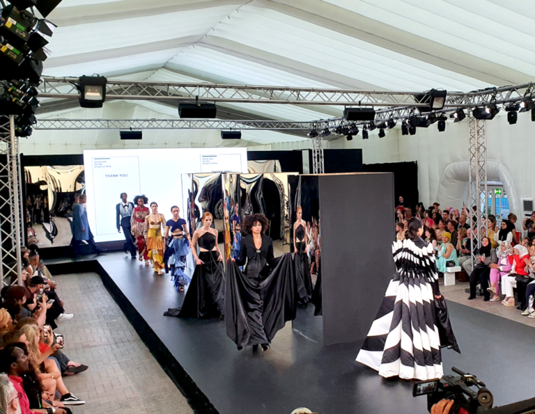 concurso de moda con disenadores trabajando