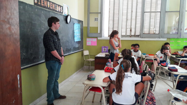 Cuántos años de aporte necesita un docente para jubilarse en Argentina 2 docente argentino entregando documentos en escuela