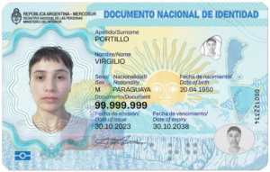 documento dni y facturas argentinas sobre escritorio