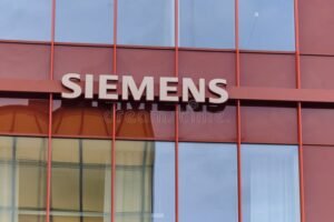 edificio corporativo moderno con logo empresa