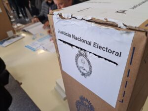 electores argentinos depositando voto en urna