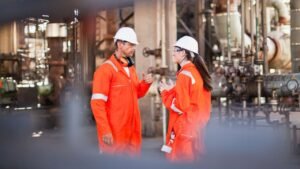 empleado sin contrato trabajando en fabrica