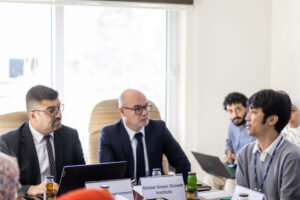 empresarios colaborando en proyecto comunitario sostenible