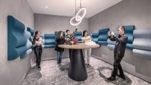 equipo colaborando en oficina bancaria moderna