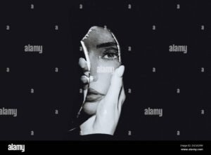 espejo con reflejo distorsionado humano