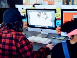 estudiante disenando en computadora grafica moderna