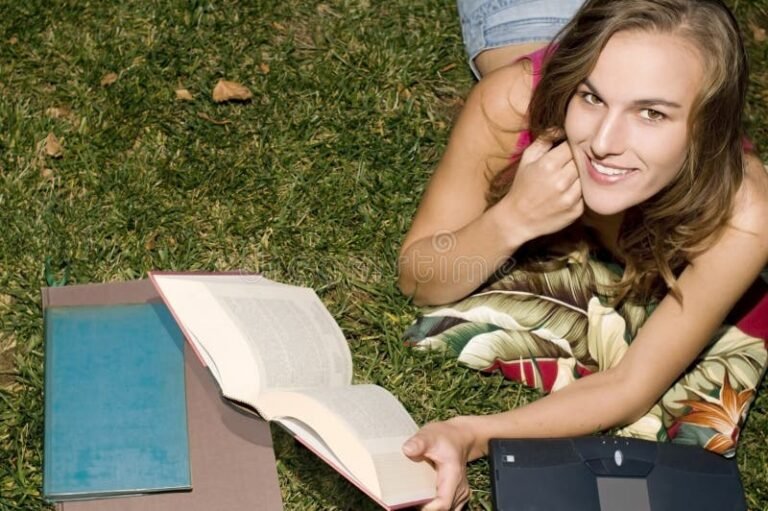 Dónde Estudiar Licenciatura En Lengua Y Literatura A Distancia 2 estudiante leyendo libros con laptop abierta