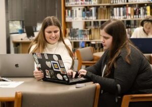 estudiante universitario con libros de contabilidad