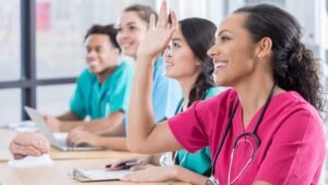 estudiantes de enfermeria en aula moderna