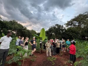 estudiantes en campo agricola aprendiendo practicas