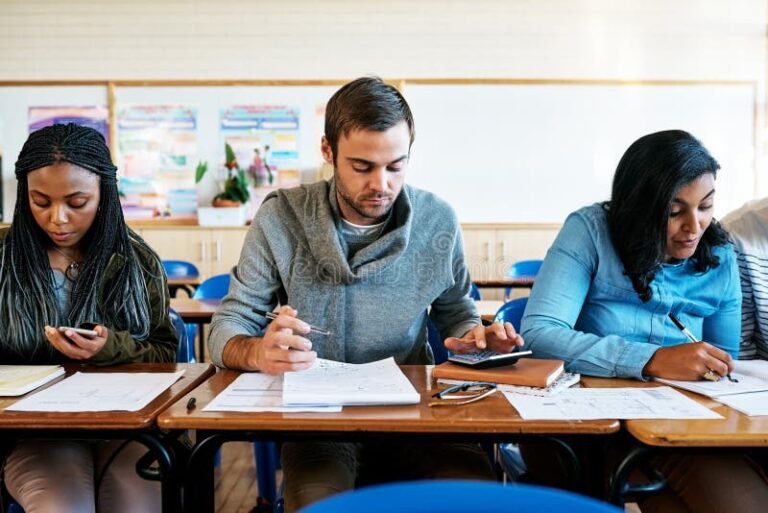 estudiantes estudiando contabilidad en aula universidad