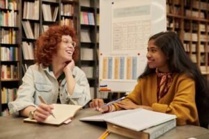 estudiantes estudiando ingles con libros abiertos