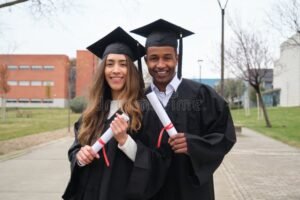 Qué carreras se pueden financiar con las becas Manuel Belgrano 3 estudiantes felices con diplomas universitarios