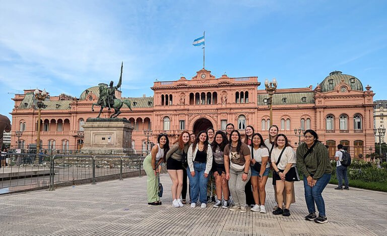 estudiantes jovenes caminando hacia universidad argentina