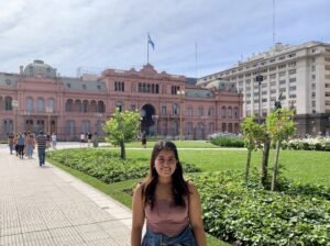 estudiantes universitarios en campus argentino verde