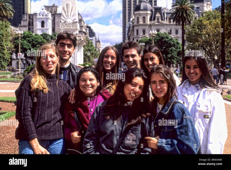Cuáles Son Las Carreras Más Populares En La UBA Buenos Aires 2 estudiantes universitarios en campus de buenos aires