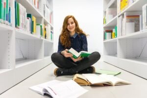 estudiantes universitarios estudiando en biblioteca moderna