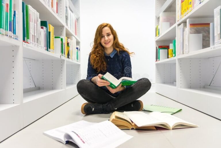 estudiantes universitarios estudiando en biblioteca moderna