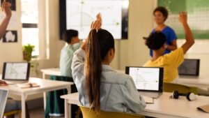 estudiantes usando computadoras en aula virtual