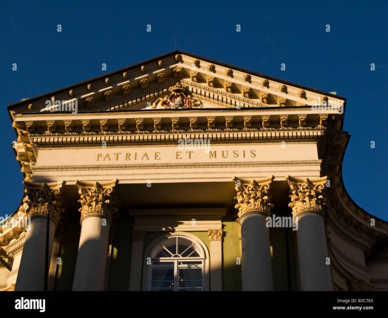 fachada clasica teatro antiguo fachada teatral