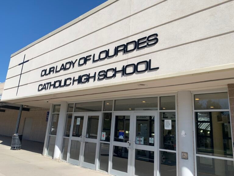 fachada colegio nuestra senora de lourdes