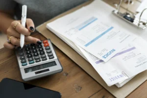 factura legal sobre escritorio con calculadora