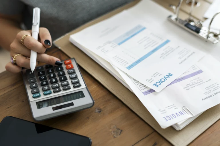 factura legal sobre escritorio con calculadora